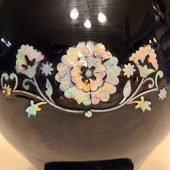 Vintage Black Lacquer brass vase with Abalone Mother of Pearl overlay  - Picture 2 of 6